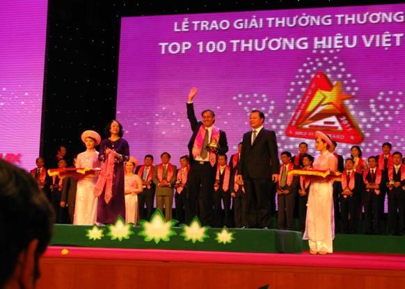 Nhựa Bình Minh nhận giải thưởng Sao Vàng Đất Việt 2011