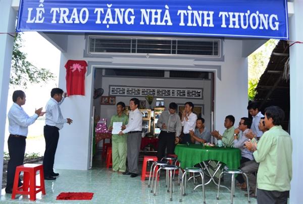 Chi hội cấp nước Miền Nam trao tặng nhà tình thương tại Hậu Giang